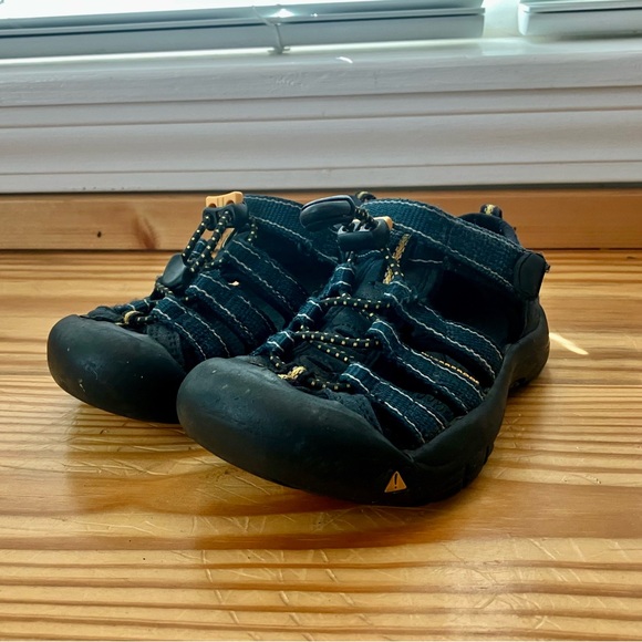 KEEN Boys Newport H2 Navy Black Yellow Waterproof Sandals Water Shoes Sz 10 - Picture 2 of 4